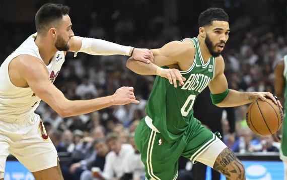 艰苦夺下赛点!双探花60分 米切尔伤缺 加兰30+7 绿军3-1骑士 艰苦夺下赛点!双探花60分 米切尔伤缺 加兰30+7 绿军3-1骑士