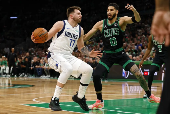 朱哥26+11+0误 东契奇32+11+11 塔图姆22中6 绿军2-0独行侠 朱哥26+11+0误 东契奇32+11+11 塔图姆22中6 绿军2-0独行侠