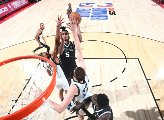 NBA夏联-马刺4号秀轰22分闪耀，克林根首秀8中1仅4+13，崔永熙未上场 