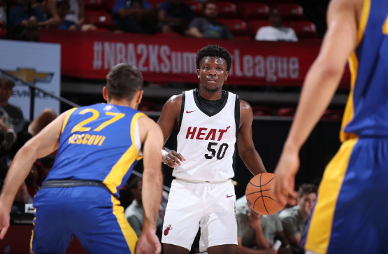   北京时间7月22日讯 NBA夏季联赛半决赛，勇士今日对阵热火，前者已经七连胜未尝败绩，后者则是六连胜同样实力不俗。      双方数据      勇士：诺克斯31分11板、科林斯10分8助、波斯特10分2板2助、斯潘塞14分7助      热火：克里斯托弗23分2板、拉松21分4板6助、韦尔18分5板、阿隆德斯-威廉姆斯14分5板6助、史蒂文斯15分3板7助      比赛回顾      比赛上来，热火就在韦尔的带领下取得场上领先，勇士虽然紧咬比分却无法实现反超，不过次节诺克斯和维斯科维分别拿到五分，帮助勇士一波10-0的小高潮迅速扭转势头，之后两队一直保持拉锯，半场结束时热火落后2分;下半场回来，勇士一度建立起两位数的领先优势，但顽强的热火并没有放弃，他们在末节初段成功抹平分差，比赛悬念保持到了最后，关键时刻勇士连续失误葬送机会，表现出色的诺克斯只能犯规，无奈犯满离场，最终热火险胜勇士进入决赛。      双方首发      勇士：普洛登、杰克逊-罗、波斯特、斯潘塞、科林斯      热火：史蒂文斯、克里斯托弗、拉松、斯威德、韦尔