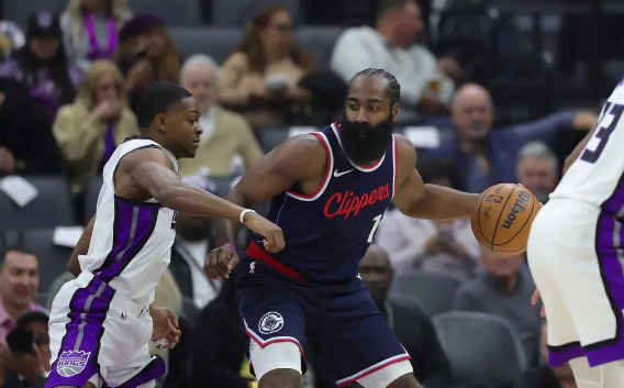 鲍威尔31+12福克斯空砍31分 哈登22+8快船107-98险胜国王