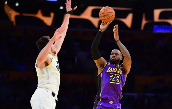 克内克特第三节21分&全场9三分砍37分 詹眉各20+ 湖人六连胜