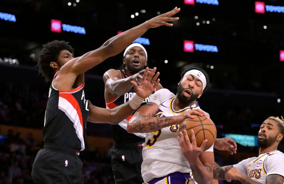 浓眉30+11 拉塞尔28+14 詹姆斯缺阵 湖人胜开拓者止3连败