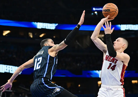 希罗绝杀 阿德巴约10中2 萨格斯29分 热火17分逆转复仇魔术 希罗绝杀 阿德巴约10中2 萨格斯29分 热火17分逆转复仇魔术