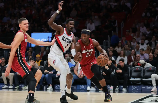 艾顿22+15 巴特勒&阿德巴约末节坐板凳 开拓者7人上双灭热火