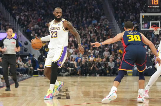 浓眉36+13 詹姆斯25+5+12 库里下半场0分！湖人双杀勇士