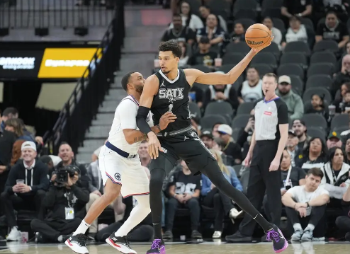 卡登收比赛！祖巴茨21+22 哈登21分12助 快船复仇马刺