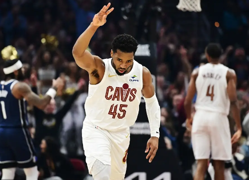 梅里尔9记三分 莫布里22+11 骑士8人上双43分大胜残阵独行侠