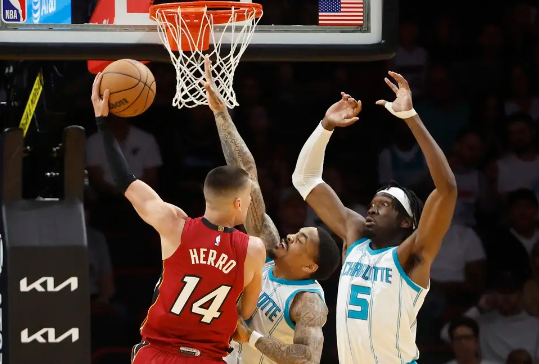 布里奇斯35分 鲍尔15+10 阿德巴约23+14+8 黄蜂17分逆转热火