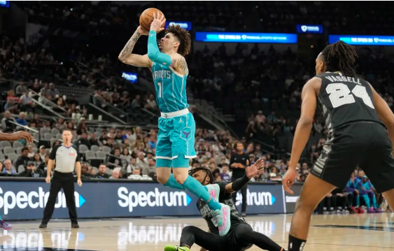 鲍尔27+14 马威14+10 卡斯尔26分 黄蜂26记三分射穿马刺