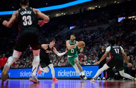 獭兔30+9+9 豪泽8记三分 绿军23记三分击败开拓者取5连胜