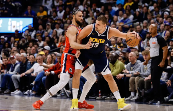 小卡超神19中15爆砍39分！哈登18+7 约基奇三双 快船扳平掘金